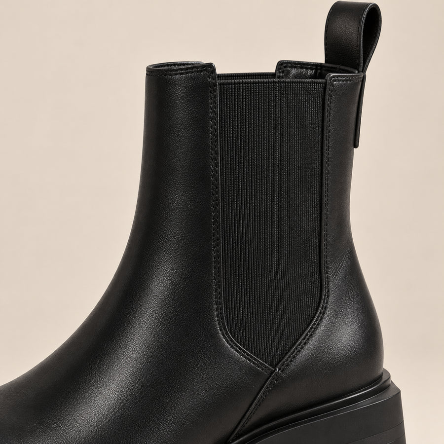 Bottines Chelsea Femme - Bout Carré Talon Bloc Effet Cuir - Noir - gros plan élastique et finitions sur fond beige