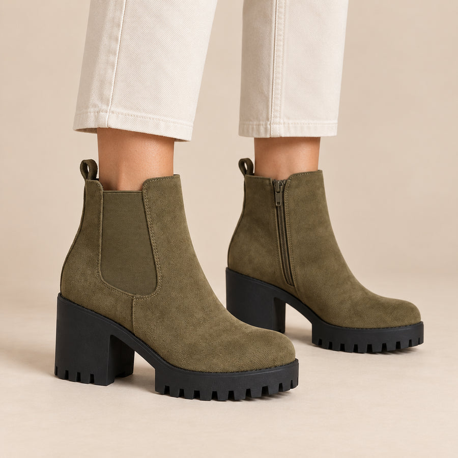 Bottines Chelsea Femme - Suédine Talon Bloc 7 cm Zip Extérieur - Kaki - vue portée sur fond beige