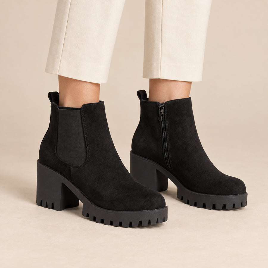 Bottines Chelsea Femme - Suédine Talon Bloc 7 cm Zip Extérieur - Noir - vue portée sur fond beige