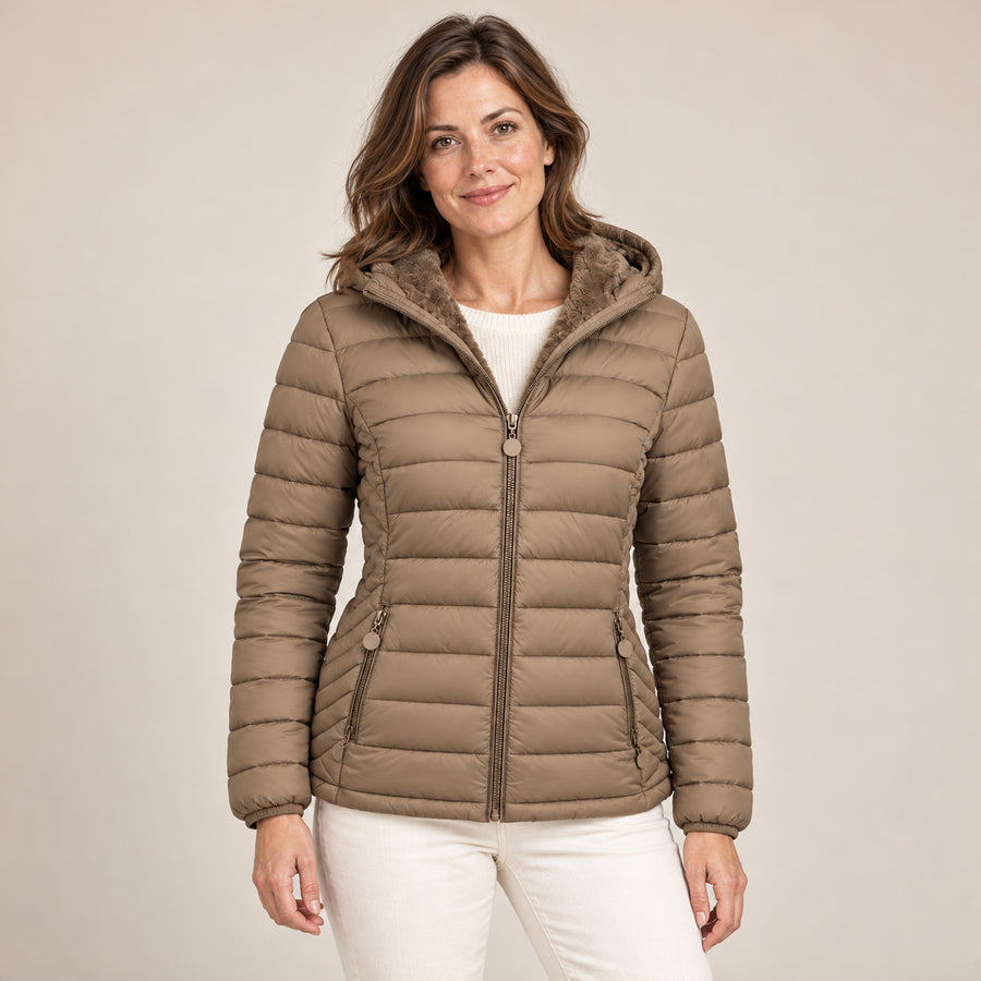 Doudoune Légère Femme - Capuche Fixe Poches Latérales - Beige Grisé - photo portée sur fond beige