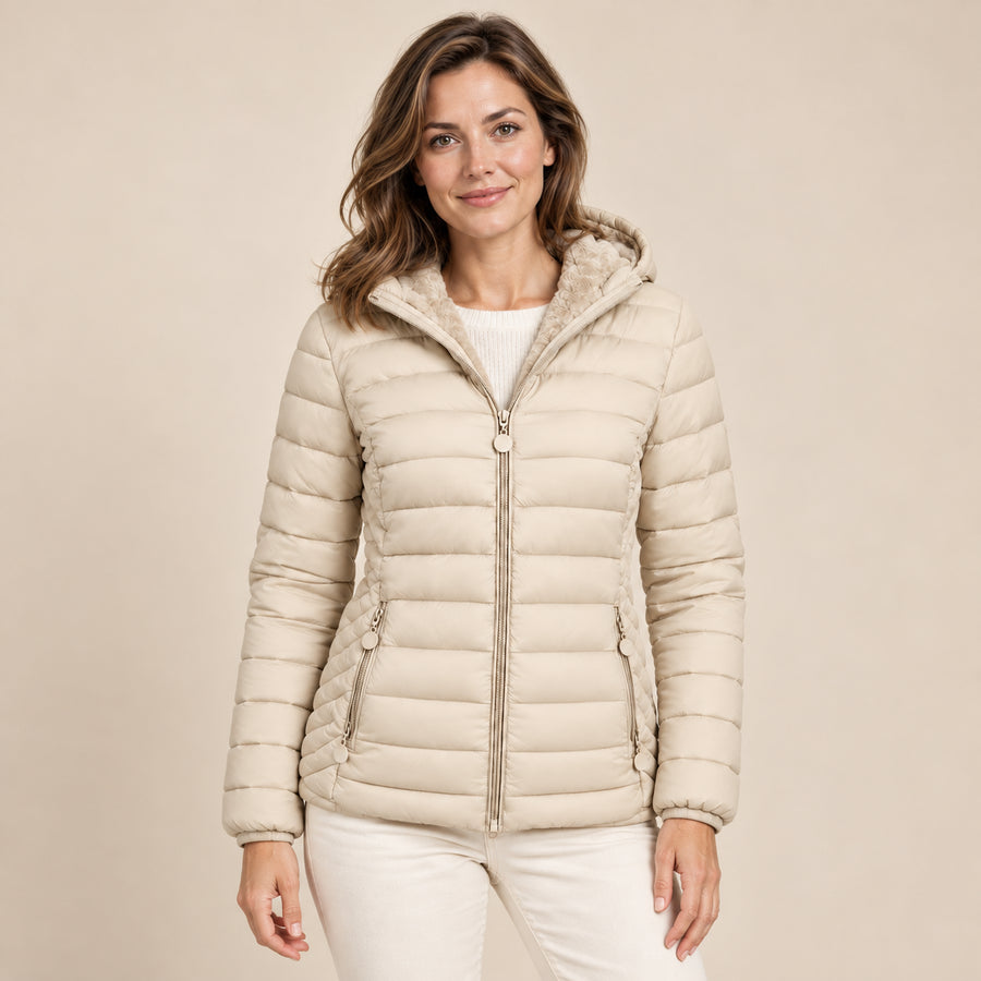Doudoune Légère Femme - Capuche Fixe Poches Latérales - Beige - photo portée sur fond beige