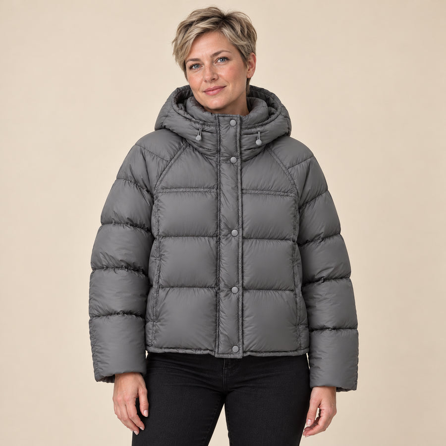 Doudoune Femme - Grande Capuche Col Montant Poches Hanches - Gris - photo portée sur fond beige
