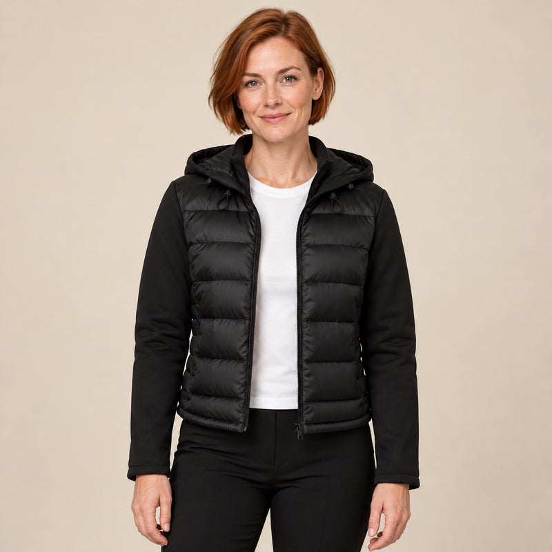 Doudoune Légère Femme - Capuche Zip Intégral Panneaux Matelassés - Noir - photo portée sur fond beige