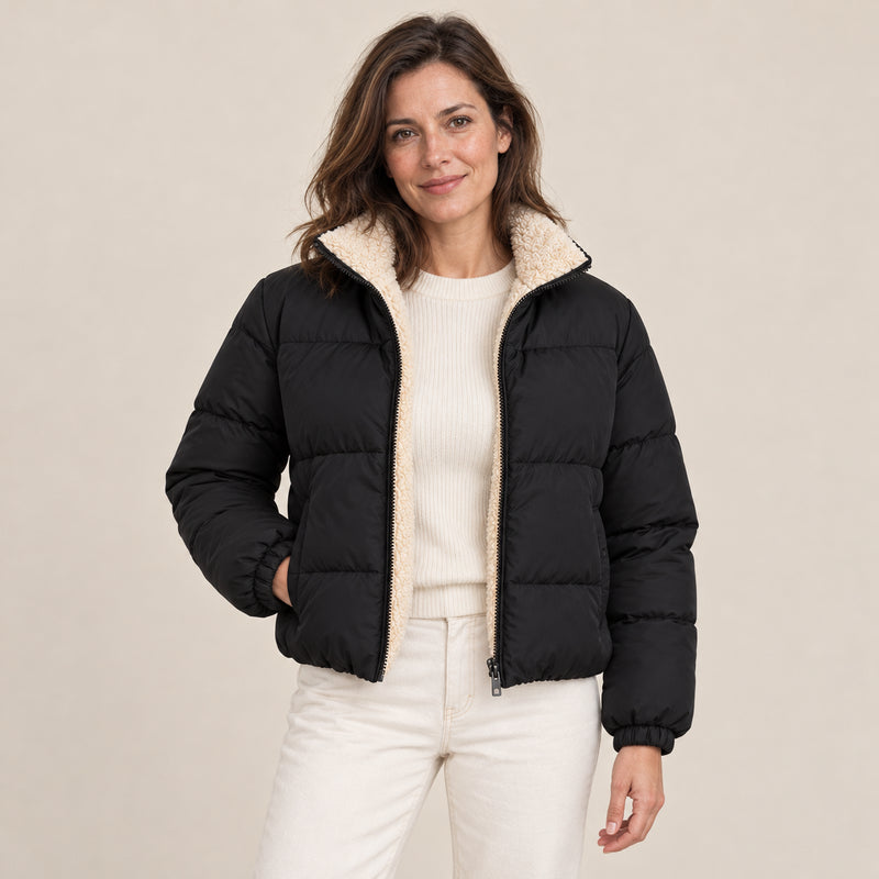 Doudoune Courte Femme - Col Montant Doublé Sherpa Zip Intégral - Noir - photo portée sur fond beige