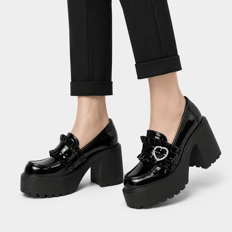 Mocassin femme noir plateforme boucle cœur talon - vue portée