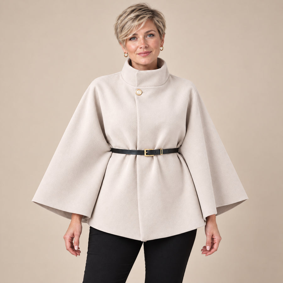 Manteau Cape Femme - Manches Chauve-Souris Col Haut Ceinturé - Abricot - photo portée sur fond beige