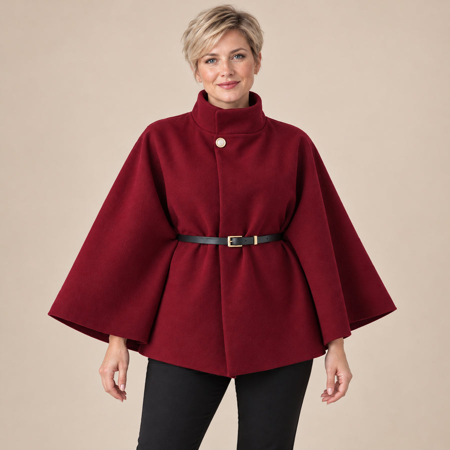 Manteau Cape Femme - Manches Chauve-Souris Col Haut Ceinturé - Bordeaux - photo portée sur fond beige