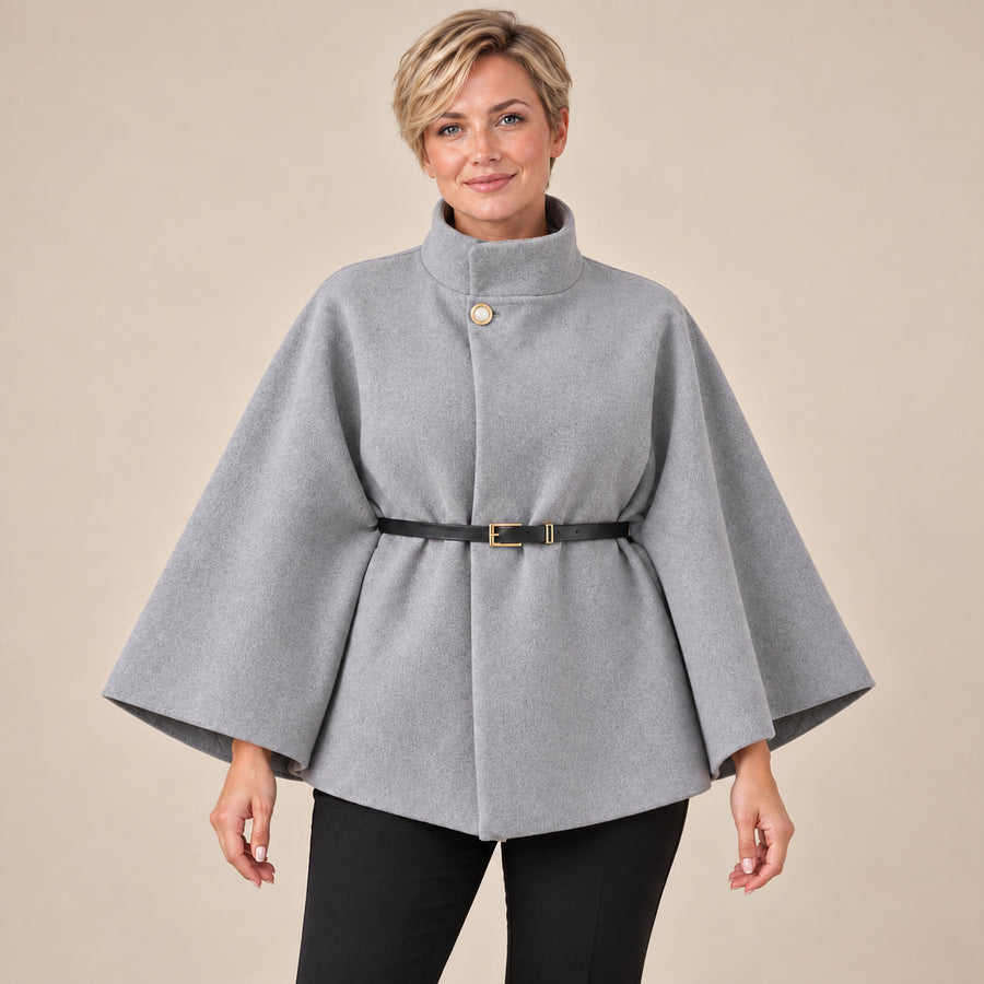 Manteau Cape Femme - Manches Chauve-Souris Col Haut Ceinturé - Gris - photo portée sur fond beige