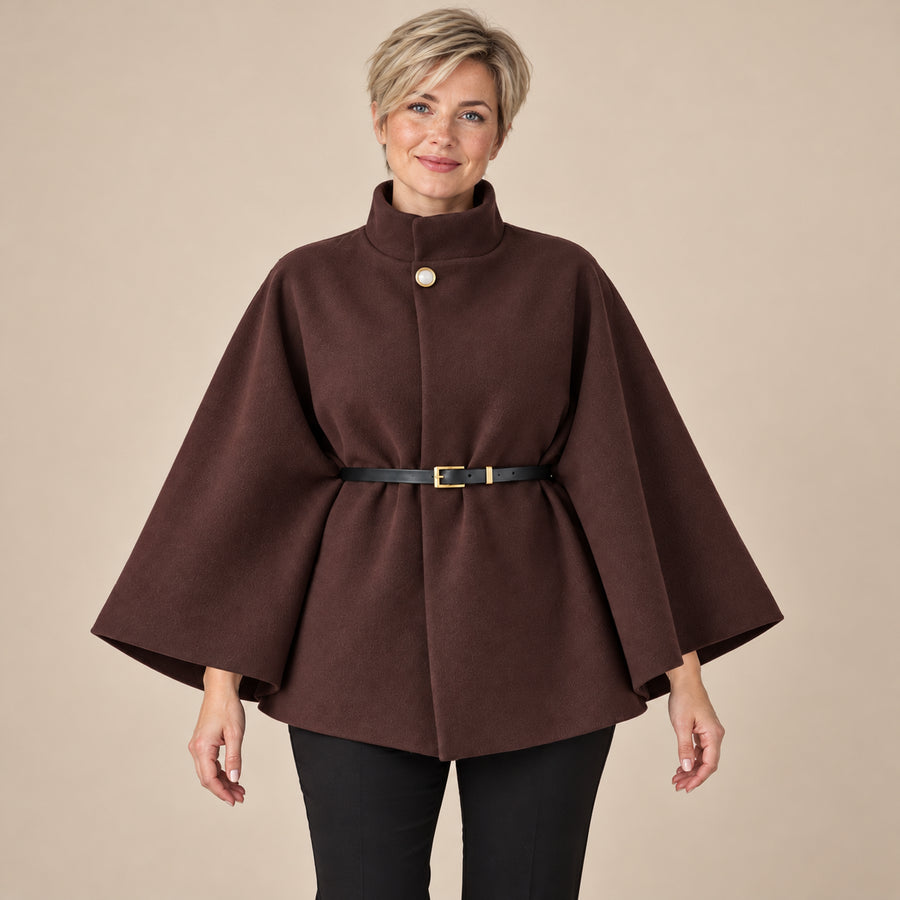 Manteau Cape Femme - Manches Chauve-Souris Col Haut Ceinturé - Rouge Maroon - photo portée sur fond beige