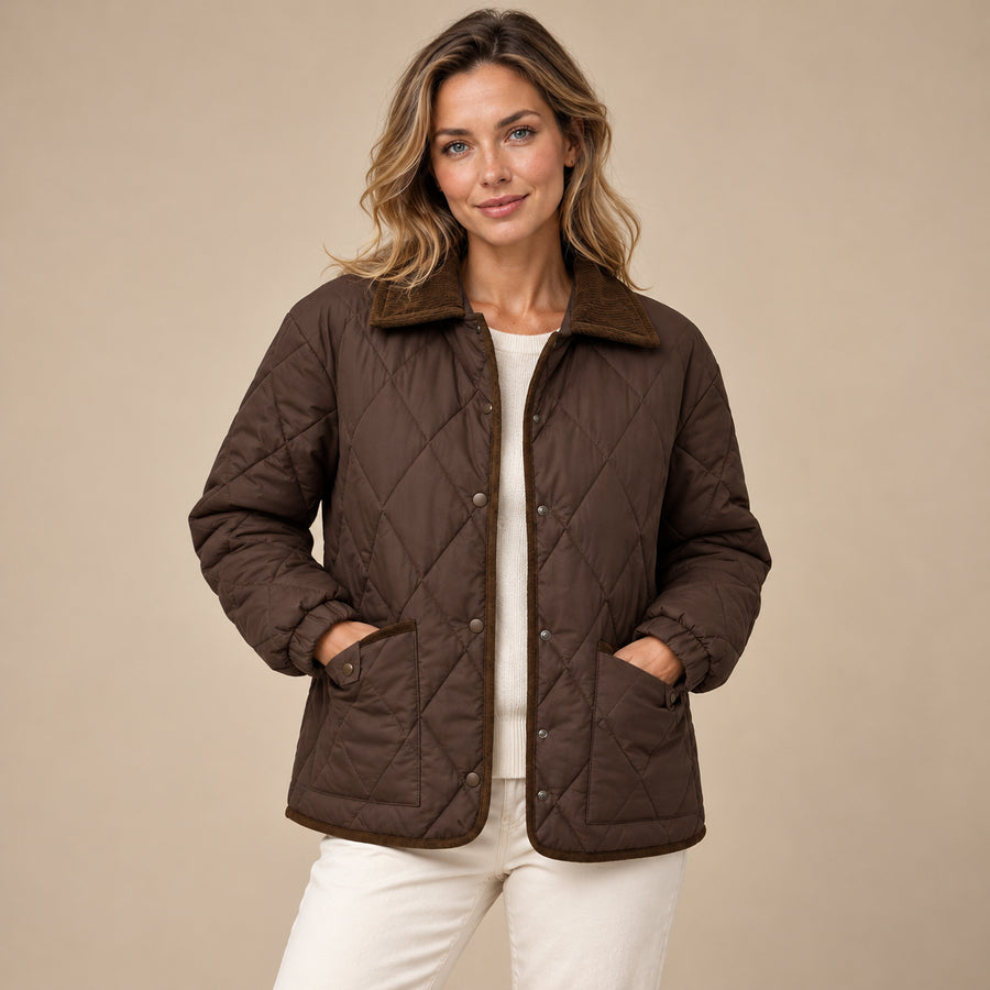 Veste Matelassée Courte Femme - Motif Carreaux Col Contrasté - Café - photo portée sur fond beige