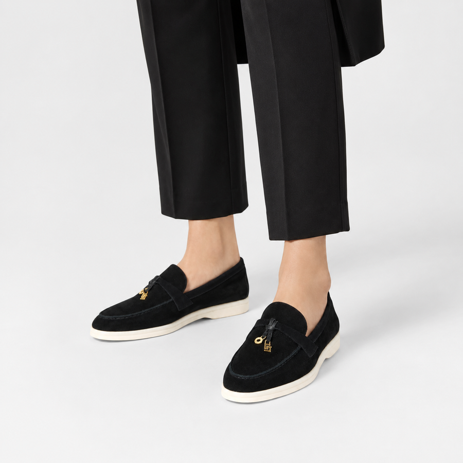 Mocassin femme noir glands dorés finition luxe - vue d'ensemble posé