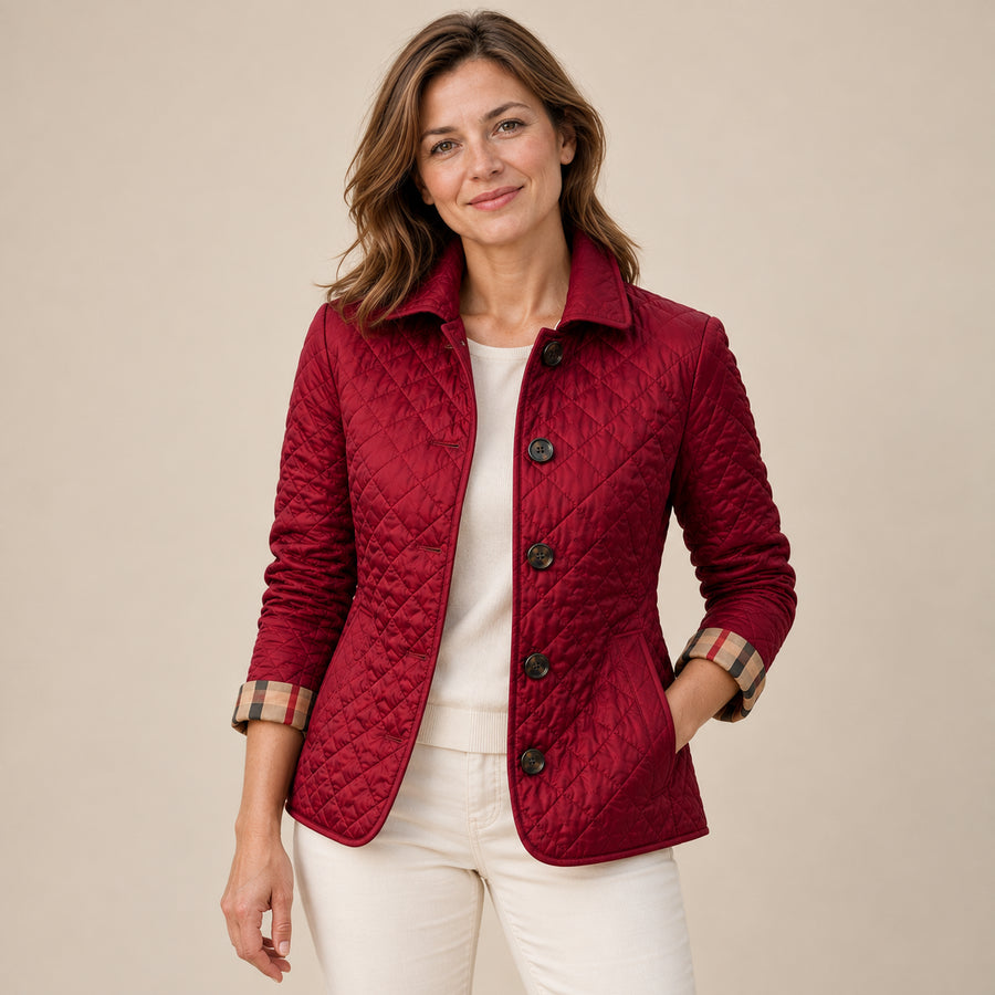 Veste Matelassée Femme - Col Rabattu Fermeture Boutons - Rouge foncé - photo portée sur fond beige